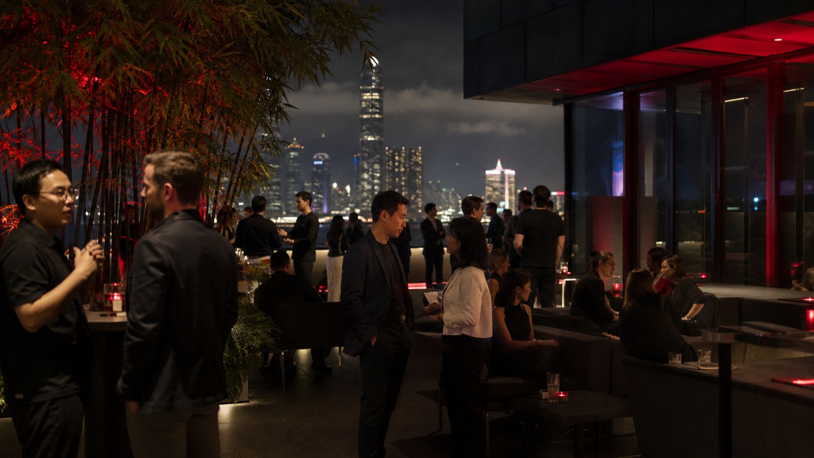 CLAWTIME 社群伙伴在香港城市夜景中交流
